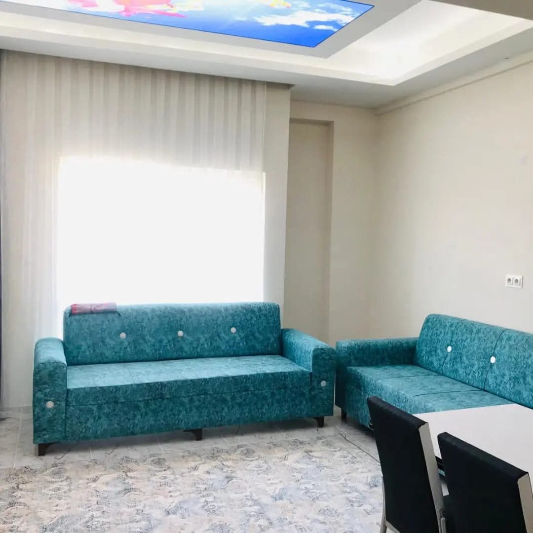 Dairenin salonu: iki oturma grubu ve yemek masası