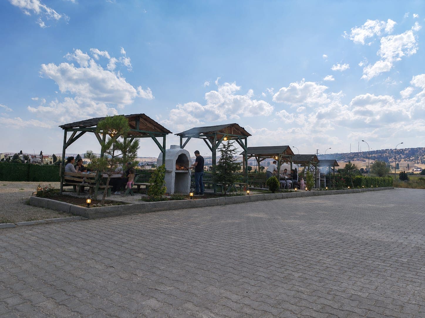 Bahçedeki kamelyalar ve taş fırın, akşamüstü