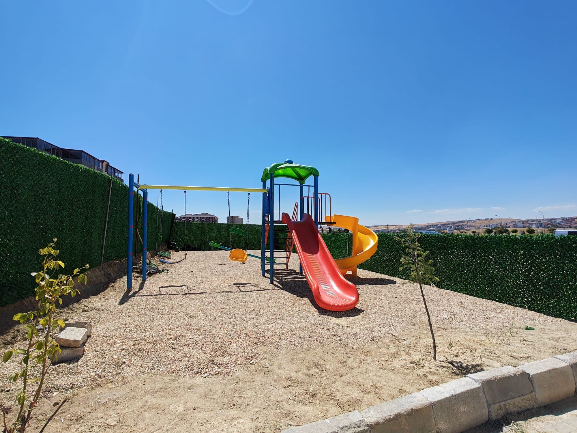 Tesisin çocuk parkı: salıncak ve kaydırak
