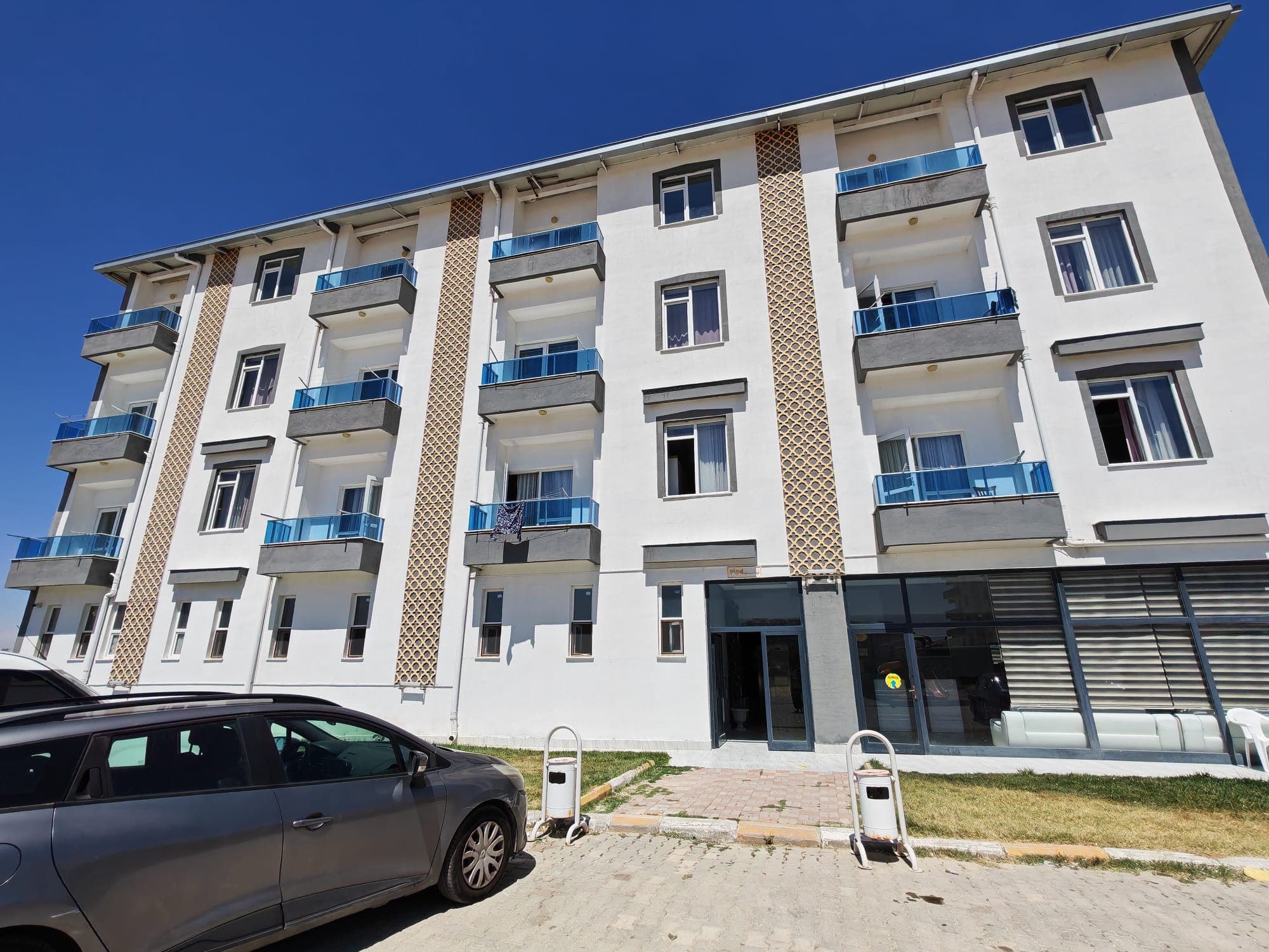 Tesis binası ve ücretsiz özel otopark